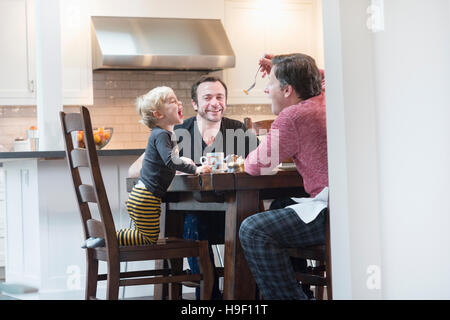 Kaukasische Vater Sohn am Tisch füttern Stockfoto