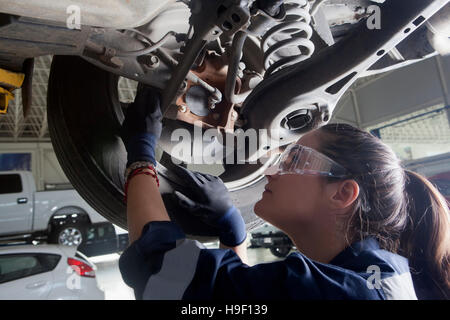 Hispanische Mechaniker Auto Reparatur Stockfoto