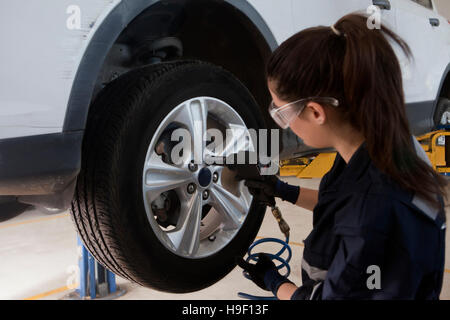 Hispanische mechanische Reparatur Auto-Rad Stockfoto