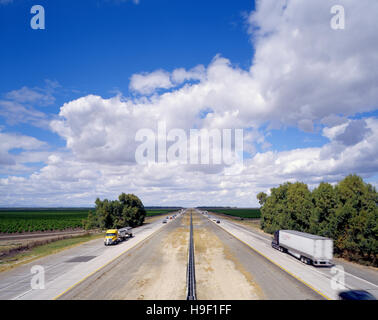 PKW und semi-LKW auf Autobahn Stockfoto