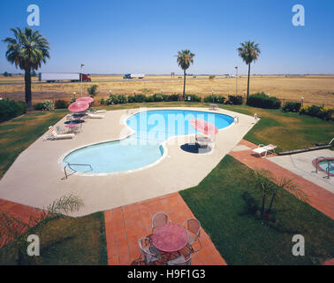 Motel-Schwimmbad in der Nähe Autobahn Stockfoto