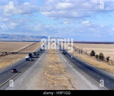 PKW und semi-LKW auf Autobahn Stockfoto