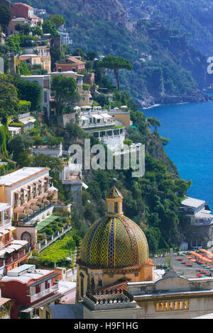 Kuppel der Kirche Santa Maria Assunta und Positano Stadt entlang der Amalfi Küste, Kampanien, Italien Stockfoto
