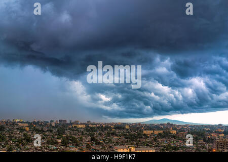 Luftaufnahme von dunklen Winter Wolken Addis Abeba abgedeckt Stockfoto