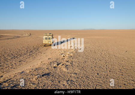4x4 Geländewagen in leeren flachen und steinigen Wüste Namib von Angola fahren. Stockfoto