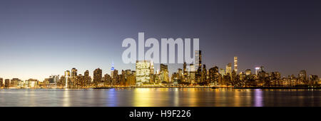 Panoramablick auf die Skyline von Midtown Manhattan in New York City bei Nacht Stockfoto