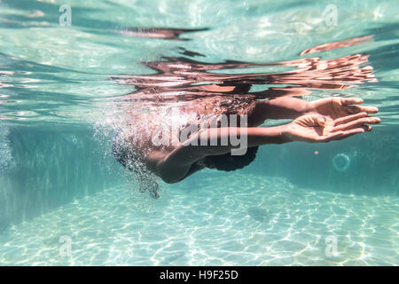 Eine Unterwasser Aufnahme eines kleinen Jungen in einem Pool schwimmen Stockfoto