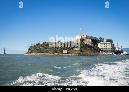 Ein Blick auf Alcatraz Island aus dem Alcatraz Fähre mit der Golden Gate Bridge auf der linken Seite.  Alcatraz, San Francisco, San Francisco Bay, Kalifornien. Stockfoto