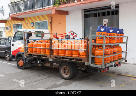 Propangas Flaschen Lieferwagen in der Stadt Estepona. Costa Del Sol, Spanien Stockfoto