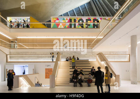 Innenansicht des Atriums vom Erdgeschoss. Design Museum, London, Vereinigtes Königreich. Architekt: John Pawson, 2016. Stockfoto