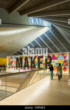 Innenansicht der 2. Stock Gehweg. Design Museum, London, Vereinigtes Königreich. Architekt: John Pawson, 2016. Stockfoto