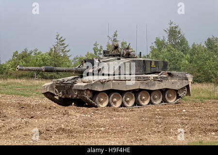 Britische Armee Challenger 2 Kampfpanzer auf dem Salisbury Plain Truppenübungsplatz in Wiltshire, Vereinigtes Königreich, 2004. Stockfoto