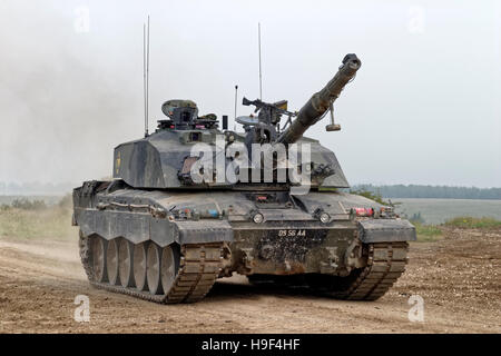 Britische Armee Challenger 2 Kampfpanzer auf dem Salisbury Plain Truppenübungsplatz in Wiltshire, Vereinigtes Königreich, 2004. Stockfoto