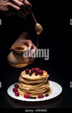 Nahaufnahme von mans Hände Aromastoffe Pfannkuchen Stockfoto