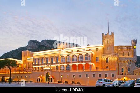 Der mittelalterliche Palast in der Schlossplatz in Monaco-Ville ist ein Wahrzeichen der Stadt, befindet sich im ältesten Bezirk, auf dem berühmten Felsen von Stockfoto
