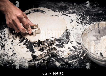 Nahaufnahme von mans Hände mit Bäckerei Schimmel Stockfoto