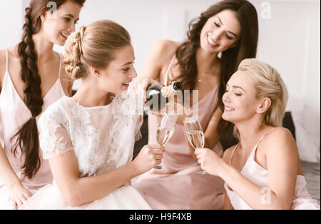 Braut Und Freunde An Der Hochzeit Kleid Fitting In Bridal Boutique