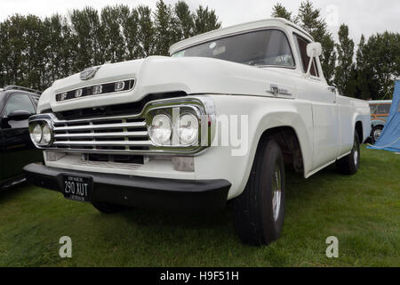 3/4 Ansicht eines weißen 1959, Ford f-100 Pick-up-Truck auf dem Display auf 2016 Silverstone Classic. Stockfoto