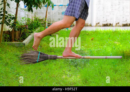 Stehend auf einem Besen schweben auf Rasen Stockfoto