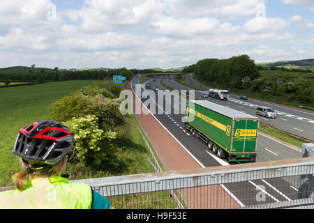 Radfahrer auf der Suche nach unten auf der Autobahn M6 aus einem Abschnitt der Seen und Täler Schleife Zyklus Weg in Lancashire. UK Stockfoto