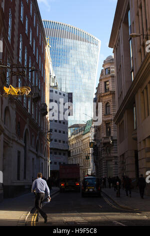 Lombard Street, von Bank-Kreuzung, wo neun Straßen durch die Bank of England, konvergieren läuft Lombard Street südöstlich, London UK Stockfoto