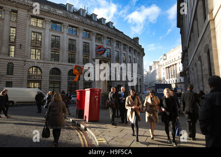Lombard Street, von Bank-Kreuzung, wo neun Straßen durch die Bank of England, konvergieren läuft Lombard Street südöstlich, London UK Stockfoto