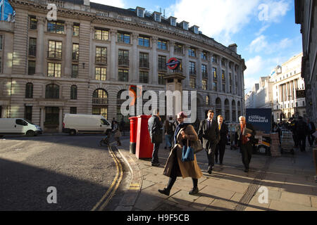 Lombard Street, von Bank-Kreuzung, wo neun Straßen durch die Bank of England, konvergieren läuft Lombard Street südöstlich, London UK Stockfoto