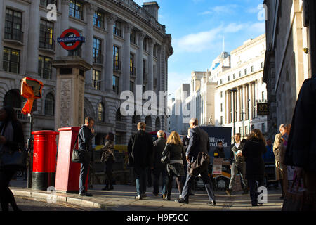 Lombard Street, von Bank-Kreuzung, wo neun Straßen durch die Bank of England, konvergieren läuft Lombard Street südöstlich, London UK Stockfoto