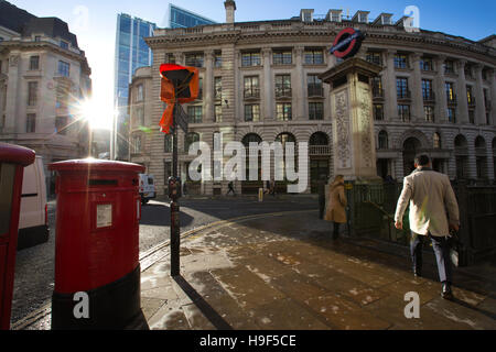 Lombard Street, von Bank-Kreuzung, wo neun Straßen durch die Bank of England, konvergieren läuft Lombard Street südöstlich, London UK Stockfoto