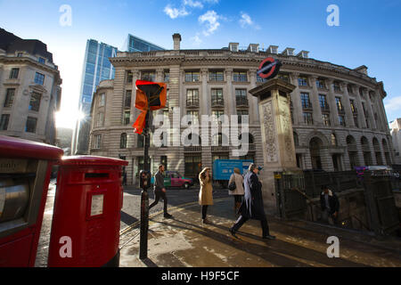 Lombard Street, von Bank-Kreuzung, wo neun Straßen durch die Bank of England, konvergieren läuft Lombard Street südöstlich, London UK Stockfoto