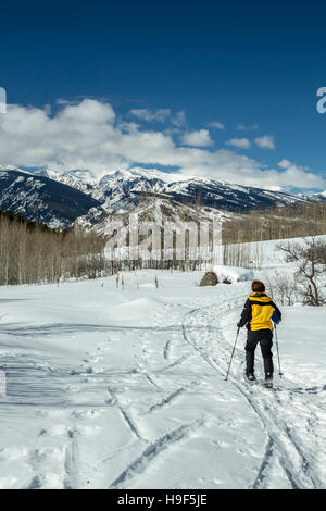 Frau Schnee Dusche und die schneebedeckten Berge im Hintergrund, Trail, Benedikt Hütten, in der Nähe von Aspen, Colorado USA Stockfoto