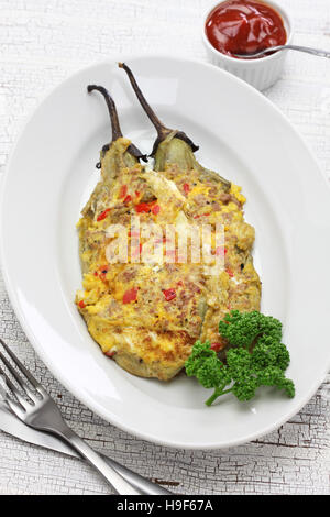 Tortang Talong mit Giniling, Auberginen-Omelette mit Mett, filipino Nahrung Stockfoto