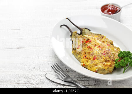 Tortang Talong mit Giniling, Auberginen-Omelette mit Mett, filipino Nahrung Stockfoto