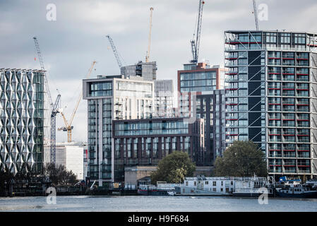 Hausboote, neu- und Altbauten auf Themse, London Stockfoto