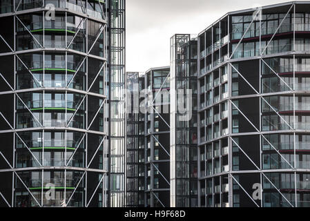 Neue Wohnblocks auf Themse, London Stockfoto