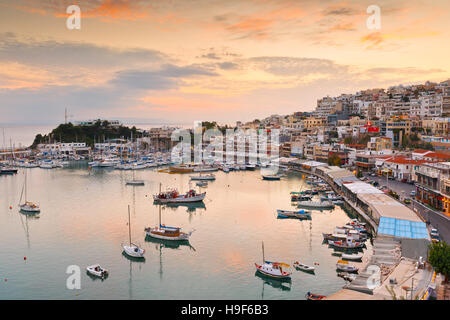 Abends Blick auf Mikrolimano Marina in Athen, Griechenland. Stockfoto