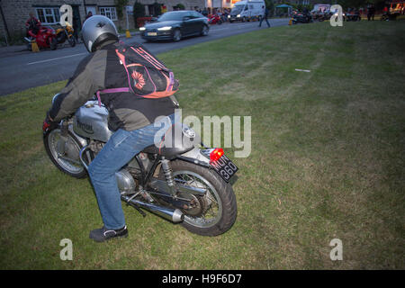 Ein Mann mit seinem Motorrad Stockfoto