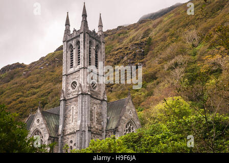 Die gotische Kathedrale steht stolz der Bäume in den Gärten am Kylemore Abbey, Connemara, Irland Stockfoto