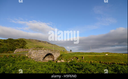 Single Track steinerne Brücke über den B8035 entlang Loch Na Keal, Isle of Mull, Schottland Stockfoto