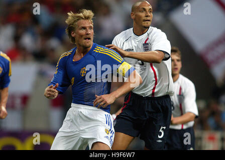 RIO FERDINAND JOHAN MJÄLLBY ENGLAND V Schweden 2002 SAITANA SAITANA JAPAN 02 Juni 2002 Stockfoto