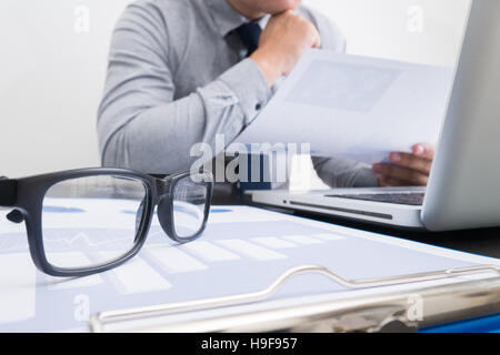 Geschäftsdokumente auf Bürotisch mit digital-Tablette Stockfoto