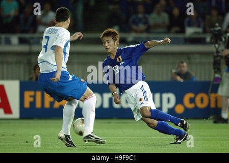 ATSUSHI YANAGISAWA NIKIFOROV JAPAN V Russland INTERNATIONAL STADIUM YOKOHAMA JAPAN 9. Juni 2002 Stockfoto