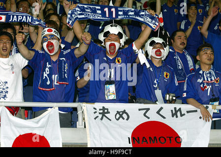 JAPANISCHE FANS feiern JAPAN V Russland INTERNATIONAL STADIUM YOKOHAMA JAPAN 9. Juni 2002 Stockfoto