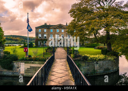 Wakefield, Großbritannien - 20. Oktober 2016: Walton Hall, ein 4 Sterne Hotel in einer malerischen Umgebung mit sanften Parklandschaft. Stockfoto