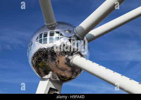 Kugel des Atomiums in Brüssel, Belgien. Stockfoto