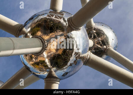 Atome des Atomiums in Brüssel, Belgien. Stockfoto