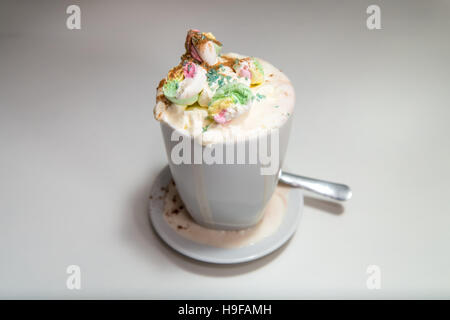 Eine leckere heiße Schokolade mit viel Sahne und Marshmallows. Stockfoto