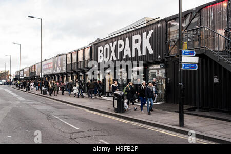 Menschen zu Fuß auf dem BOXPARK einen coolen Pop-up-shopping Veranstaltungsort mit mehreren Indie Geschäfte und Bars in Shoreditch, London, UK. Stockfoto