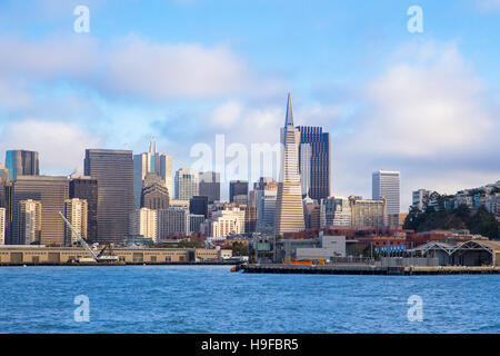 Tagsüber Blick auf die San Francisco Kalifornien Skyline von Gebäuden und die Bucht Stockfoto