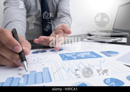 Mann-Designer arbeitet digital Tablet und Smartphone und digital d Stockfoto